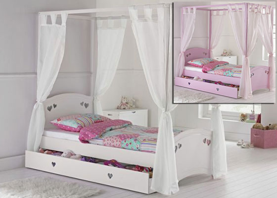 4-poster bed with heart design